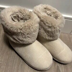 La Vie en Rose Slippers Size: Medium